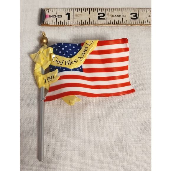 Vintage 1991 Hallmark Keepsake "Flag of Liberty" Ornament in Original Box - Picture 5 of 5